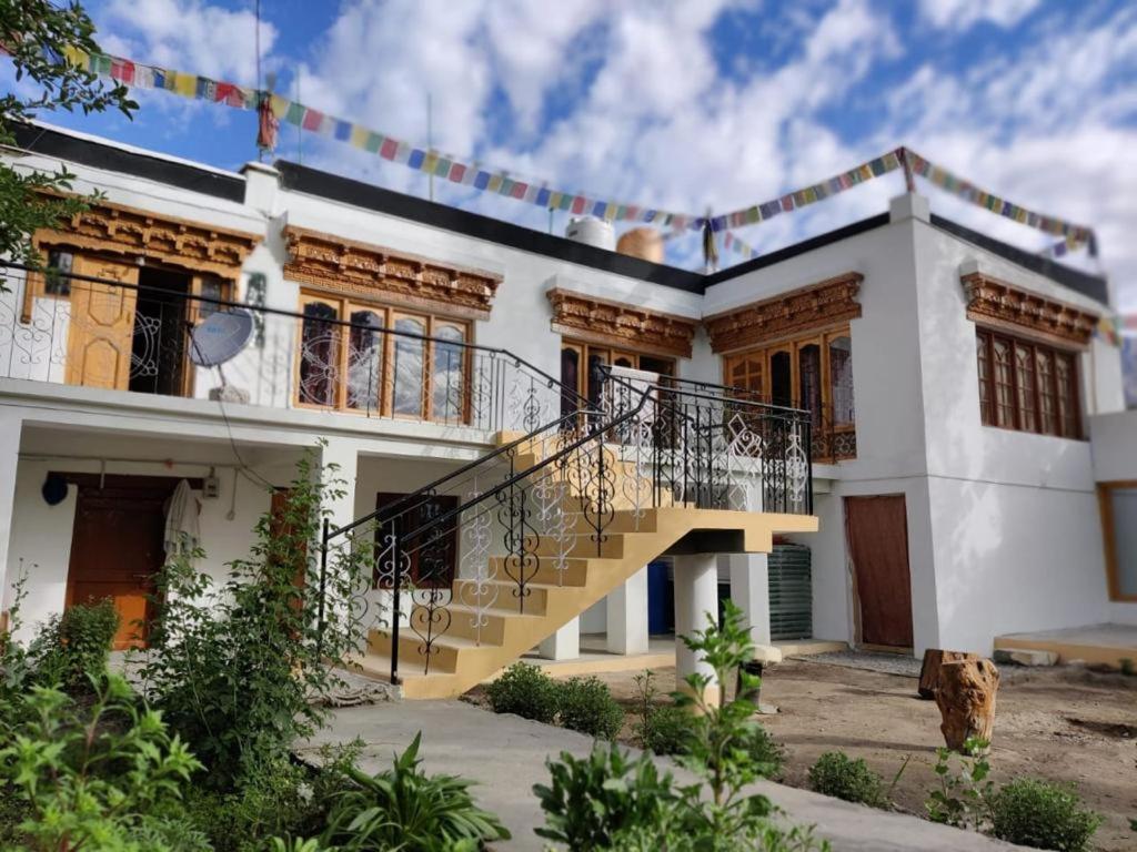 Sernang Homestay Hundar Bagian luar foto